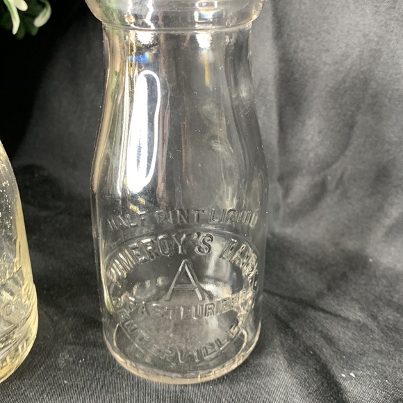 Set of 2 vintage / antique embossed 1/2 pint glass milk bottles - Picture 2 of 10